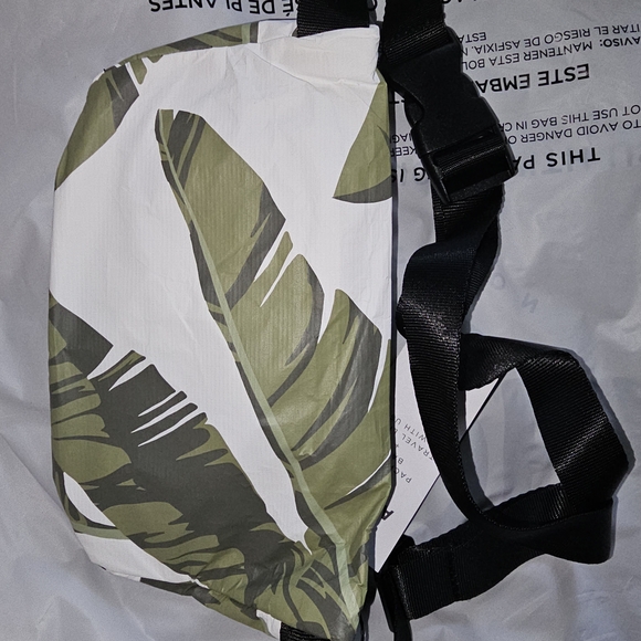 Aloha Collection Mini Hip Pack Green palm leaf Lū'au print - Picture 2 of 5